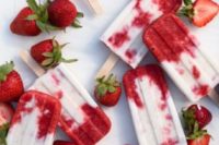 23 strawberry and cream popsicles are ideal for summer