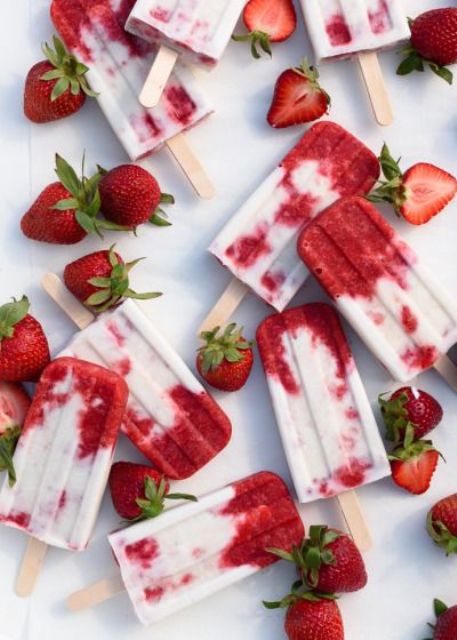 strawberry and cream popsicles are ideal for summer