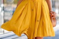 26 sleeveless over knee yellow dress and leather shoes