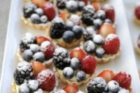30 tartlets filled with fruit and sprinkled with sugar