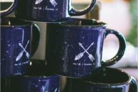 33 blue mugs with the wedding date are a nice favor idea for a camp wedding