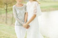 06 The bride with her mom, dress in a chic modern way, with white jeans and an embellished shirt