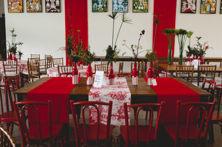 The reception was decorated in a simple way, with the bride's works and red touches