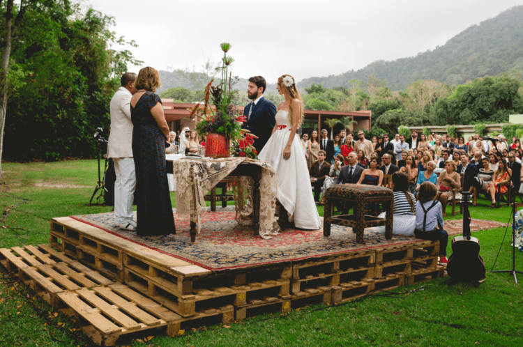 The ceremony was held outdoors to acomodate all the 400 guests