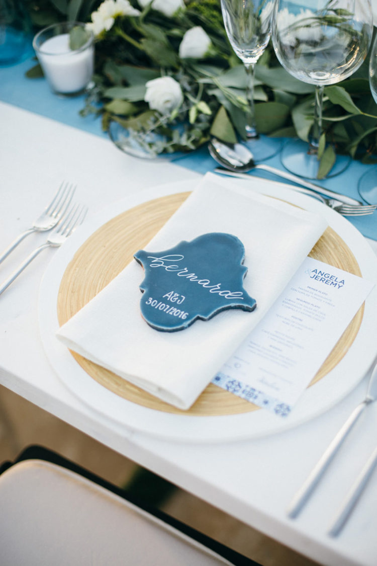 The decor was made with beautiful shades of blue, neutral blooms and fresh greenery