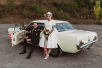 09 The couple got a vintage car for the getaway, so it perfectly polished their leaving