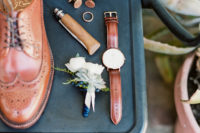 09 The groom opted for brown and copper accessories for a chic look
