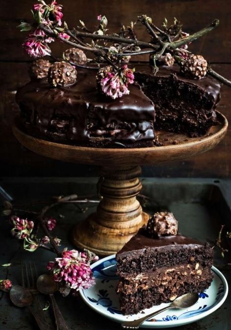 chocolate wedding caje with chocolate drip and wildflowers on top