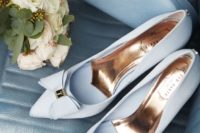 23 powder blue pointed shoes with elegant bows