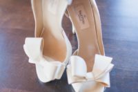 31 white Valentino heels with peep toe on bows on the toecaps