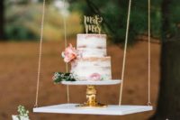 35 highlight your wedding cake with a hanging display