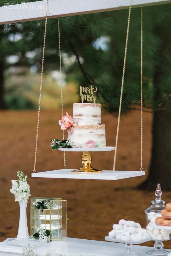 highlight your wedding cake with a hanging display