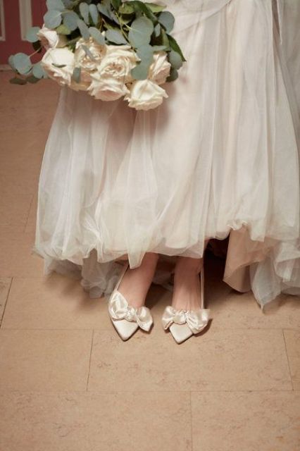 delicate ivory wedding shoes with bows are a chic and cool idea for a spring or summer wedding, for a romantic bridal look