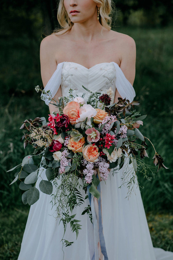 This wedding shoot is spring, garden and boho at the same time, it's full of great ideas to take
