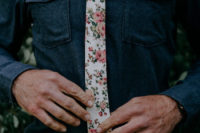 04 The groom was wearing blue jeans, a chambray shirt and a light-colored floral tie