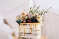 05 semi naked wedding cake with caramel drip, blackberries, fresh blooms and even grass