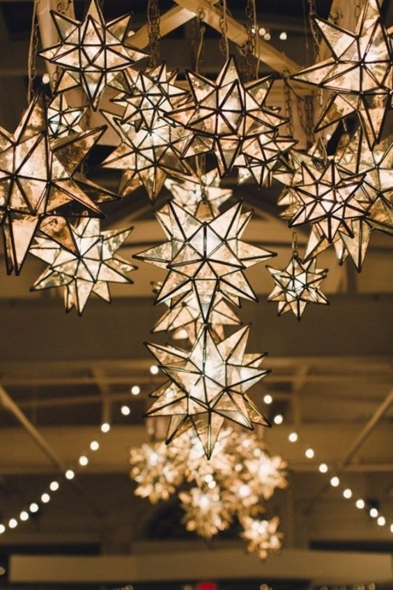 3D large star-shaped lamps with chains will give an atmosphere to the venue