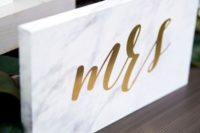 12 Mr&Mrs marble calligraphy signs for a modern wedding