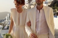 19 a creamy wedidng suit without a tie is an effortlessly chic and cool idea