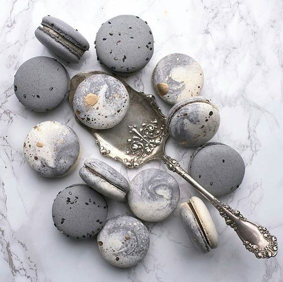 grey and marble macarons will fit your dessert table perfectly