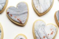 25 heart-shaped marble cookies with gold leaf decor