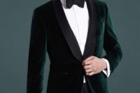 26 emerald velvet dinner jacket is a very trendy choice
