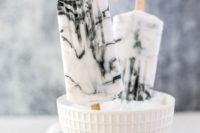 29 marble yogurt popsicles are a nice idea to refresh your guests