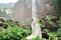 02 Look at this gorgeous greenery canyon and enjoy the natural beauty as well as the beauty of the couple getting married