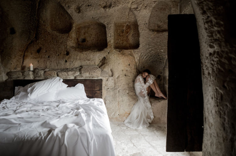 The bedroom is also cave-like and antique, isn't it a dreamy space