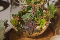 04 a glass bowl with pebbles, moss and succulents is a small terrarium, which is great for a woodland wedding