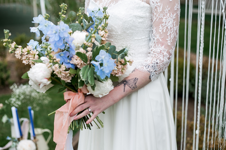 The wedding bouquet was done in the same peachy, creamy and blue shades and looked vintage and romantic