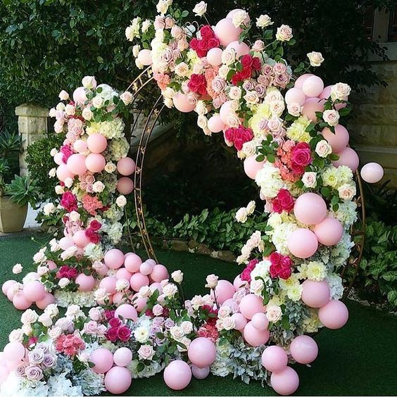 a giant balloon, roses and greenery wreath can become a unique wedding backdrop