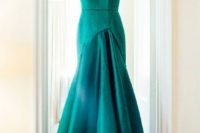 05 sleeveless emerald wedding dress with a beautiful skirt