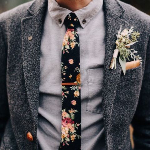 a grey tweed suit with a grey shirt and a black floral tie for a boho look