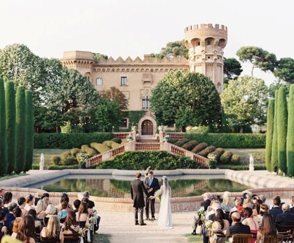 Barcelona wedding in the castle gardens in front of a pond