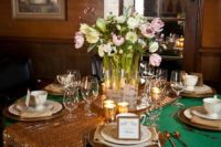 10 a gold table runner over an emerald tablecloth for a glam fall wedding
