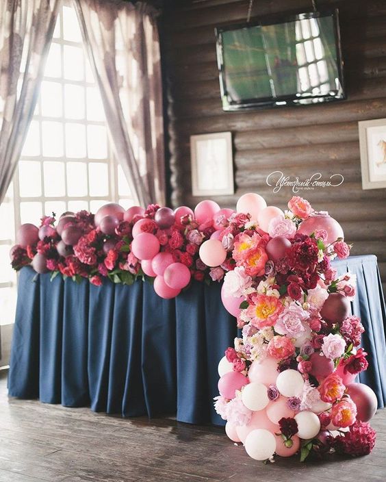 стол для влюбленных, украшенный гирляндой из воздушных шаров и цветов цвета омбре от розового до сливового