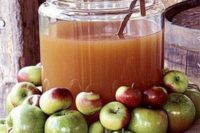 22 serve apple cider covering the tank with fresh apples to make it clear what’s inside