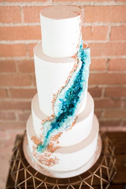 a modern wedding cake with copper and teal geode decor is a super trendy idea
