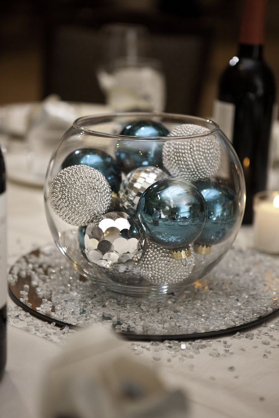 a glass bowl with turquoise and silver ornaments for a New Year wedding is easy to compose