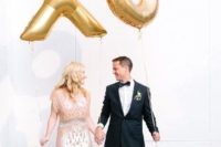 28 giant gold XO balloons look amazing in the pics and can work as a backdrop