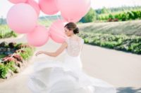 31 pink balloons tie instead of a bouquet for gorgeous photos