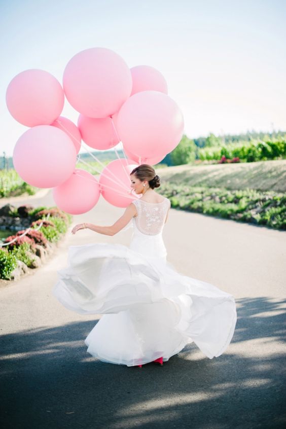 pink balloons tie instead of a bouquet for gorgeous photos