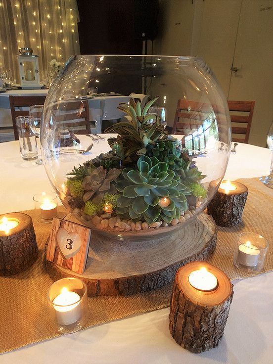 a clear bowl with pebbles, succulents and moss is a cool decoration for a modern wedding table