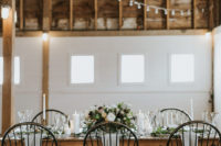02 The wedding tablescape was rustic and vintage, look at these chic black chairs