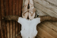 02 Whisy bridal sandals in rose gold for a summer boho bride
