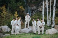 05 The groomsmen were wearing same suits minus jackets and looked simple and elegant