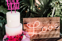 09 A pink palm leaf for displaying the wedidng cake, a fun cake topper and a neon sign added glam and fun
