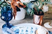 23 indigo napkins, seating cards and glasses for a creative and bold tablescape