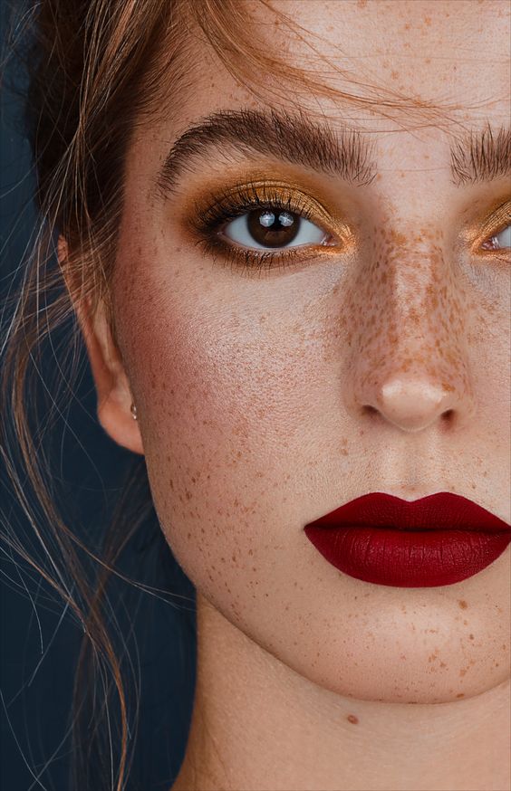 a bold makeup with a gold smokey eye and red lips is fantastic for a bold bridal look, especially a Christmas one